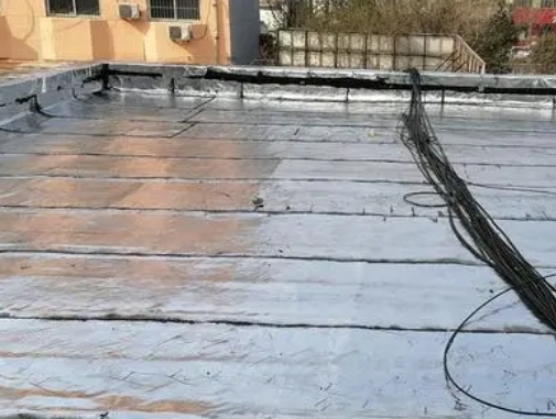 无锡市卫生间漏水维修公司分享下无锡市屋面楼顶防水刚性防水层施工要点。